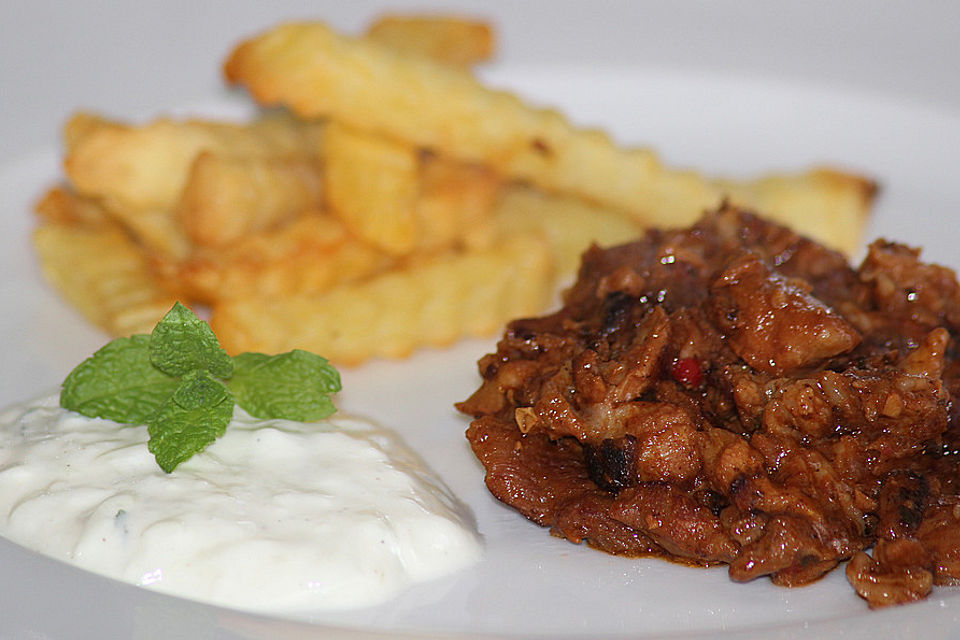 Gegrilltes Schweinegeschnetzeltes in Paprikasauce mit Tzatziki