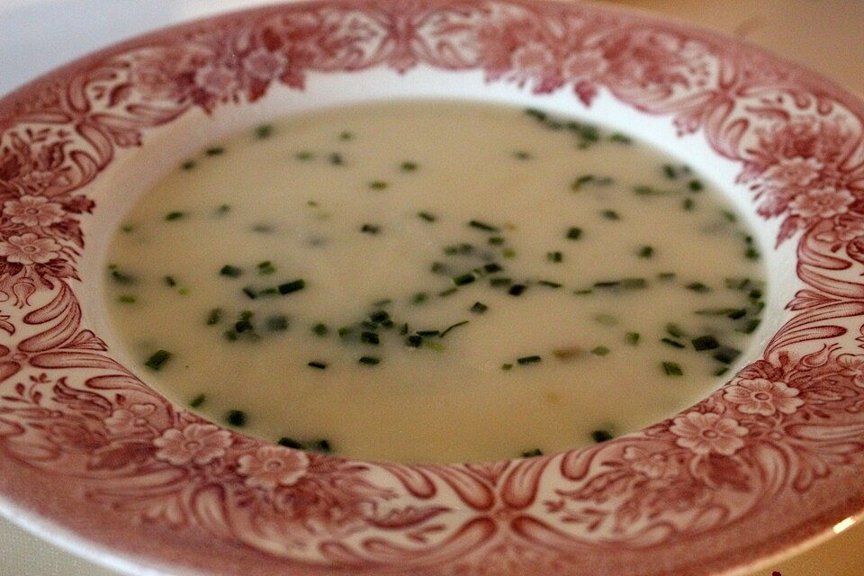 Spargelcremesuppe mit Schinken