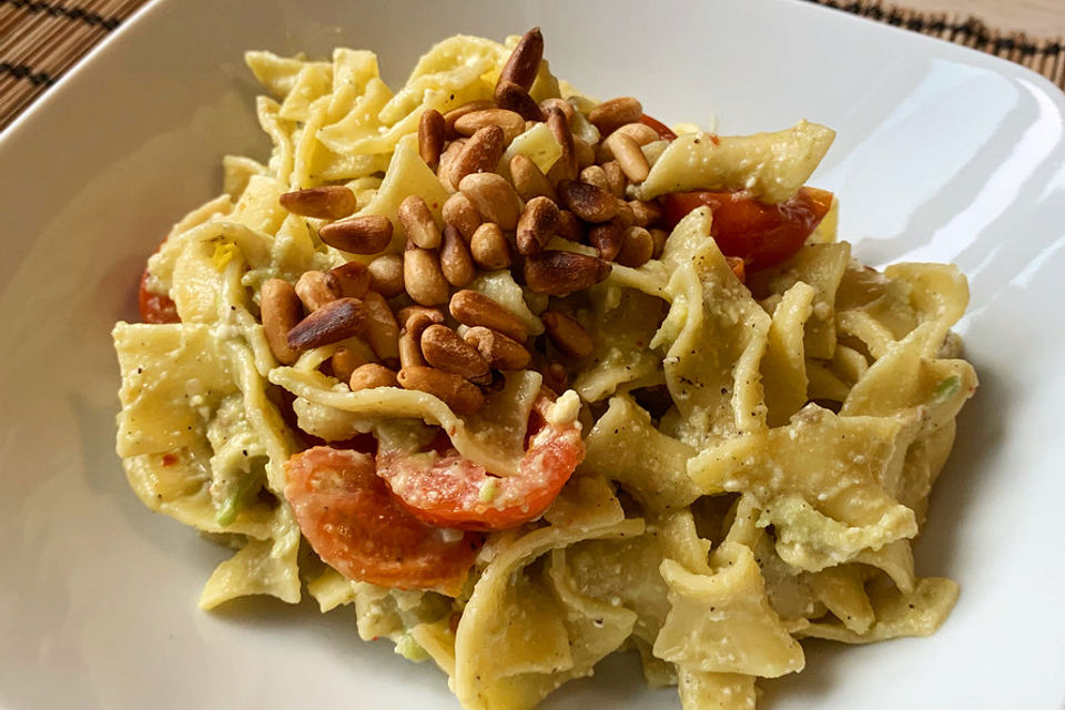 Spaghetti in Avocado-Feta-Sauce