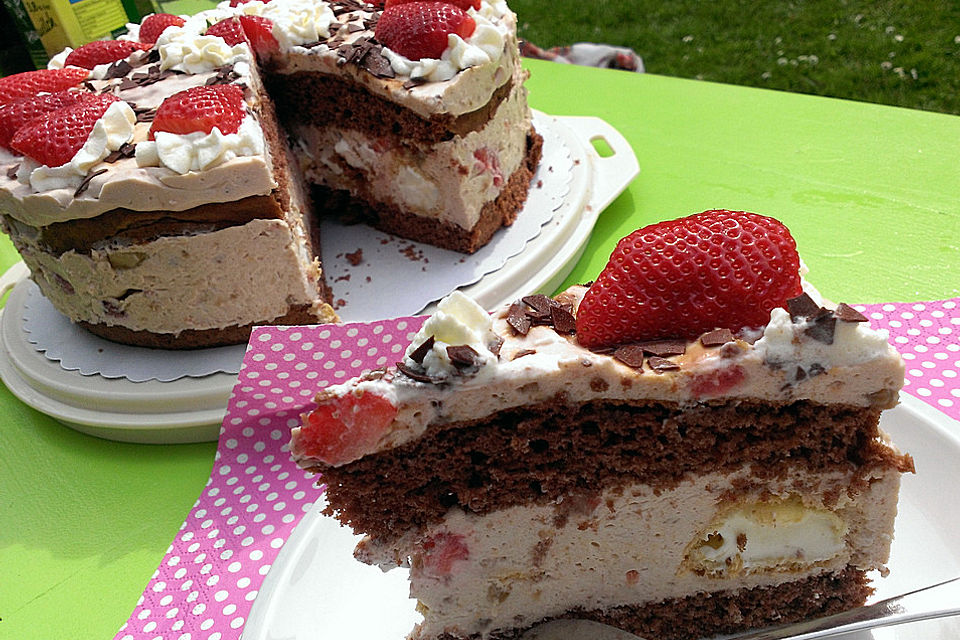 Erdbeer-Bananen-Schokotorte mit Windbeutelfüllung