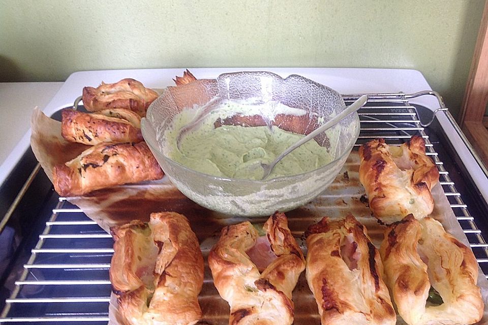 Grüner Spargel im Blätterteigmantel mit Avocado-Bärlauch-Dip