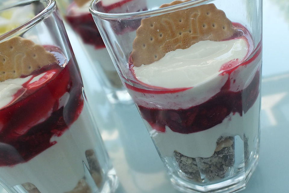 Doppelkeks-Quark Dessert mit Himbeeren