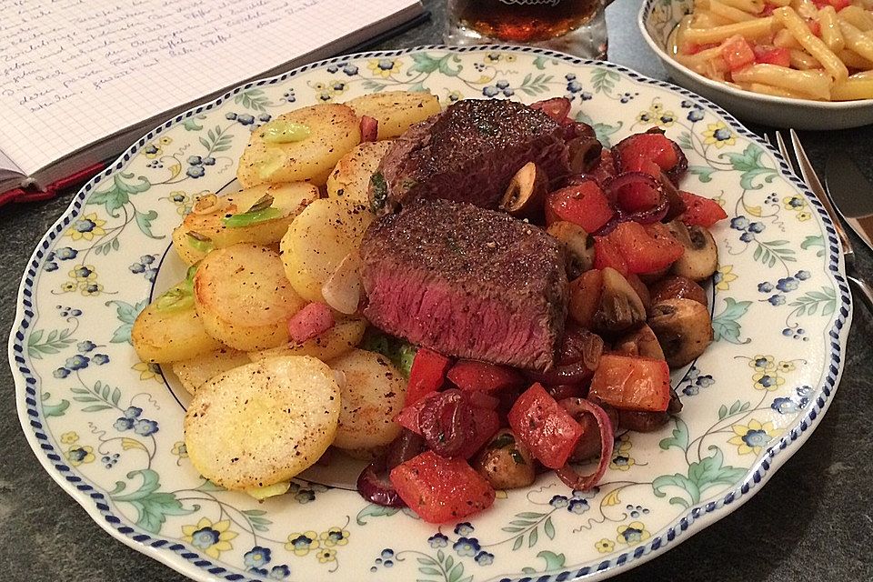 Filetsteak auf Champignons, Zwiebeln und Tomaten