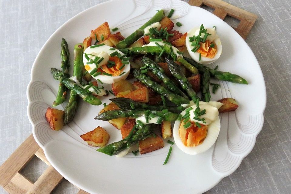 Grüner Spargel mit Kartoffeln, Ei und selbst gemachter Mayonnaise