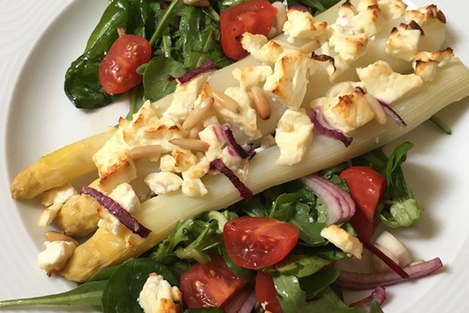 Spargel auf Rucola-Tomaten-Salat mit Feta und Erdbeeren