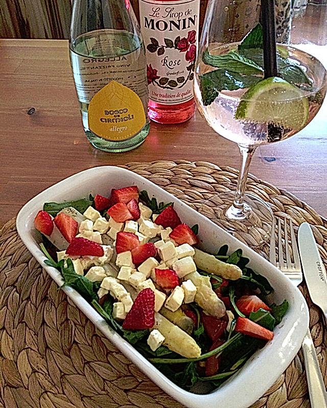 Spargel auf Rucola-Tomaten-Salat mit Feta und Erdbeeren