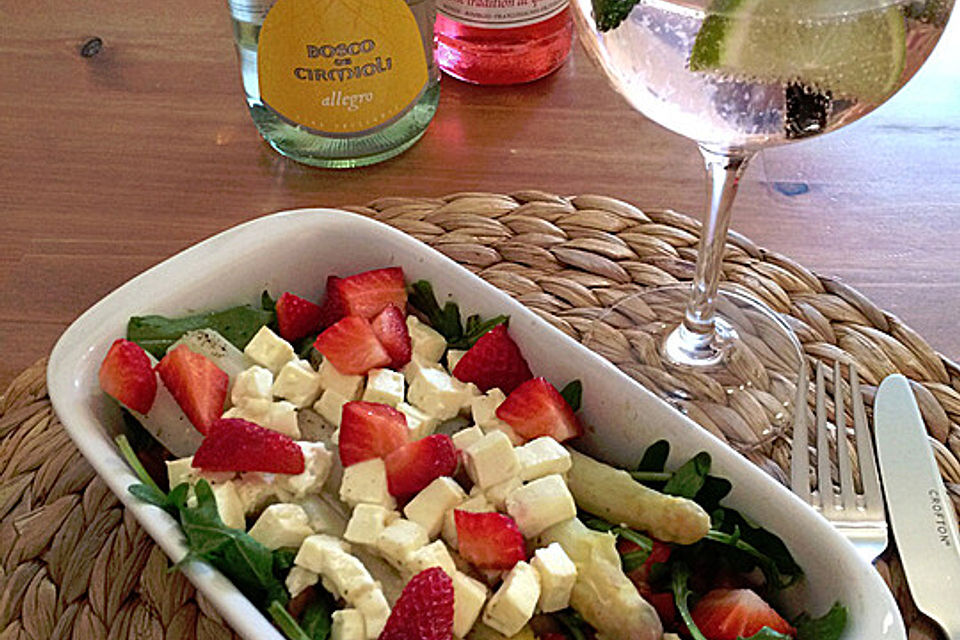 Spargel auf Rucola-Tomaten-Salat mit Feta und Erdbeeren