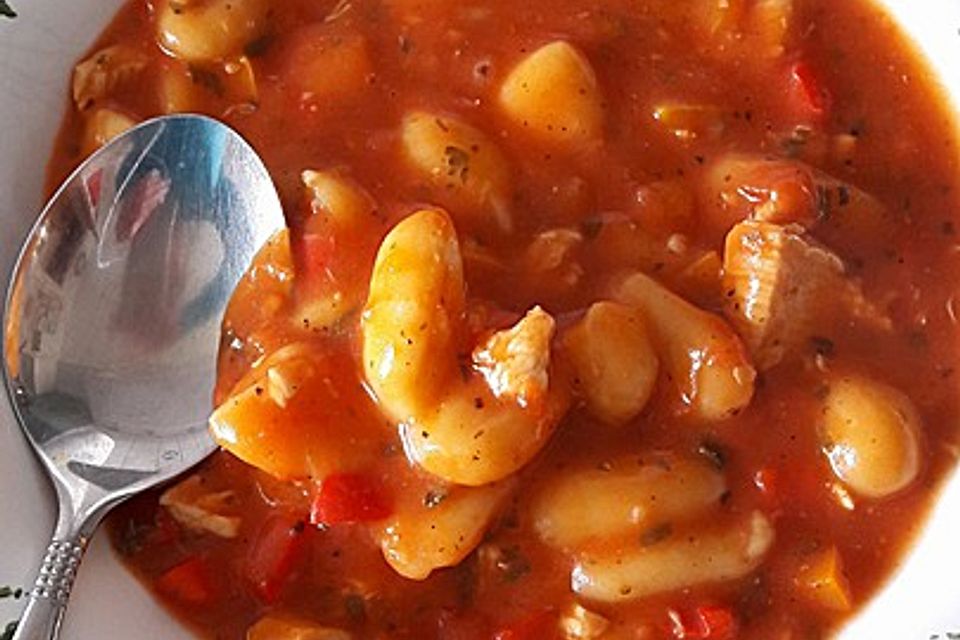 Huhn in Paprika-Tomatensauce mit Gnocchi