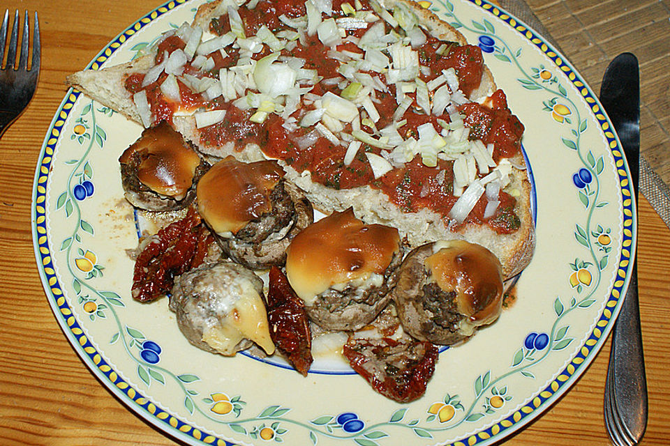 Gefüllte Champignons mit Hackfleisch und Bruschetta