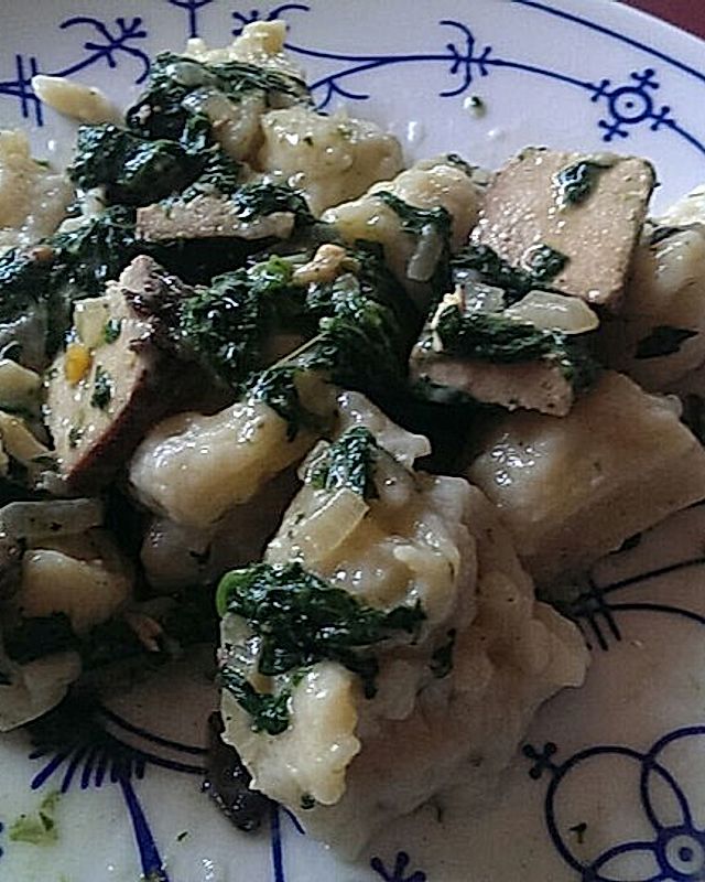 Selbst gemachte Gnocchi mit Räuchertofu und Pilz-Spinat-Sahnesauce
