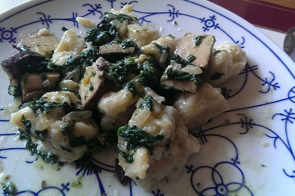 Selbst gemachte Gnocchi mit Räuchertofu und Pilz-Spinat-Sahnesauce