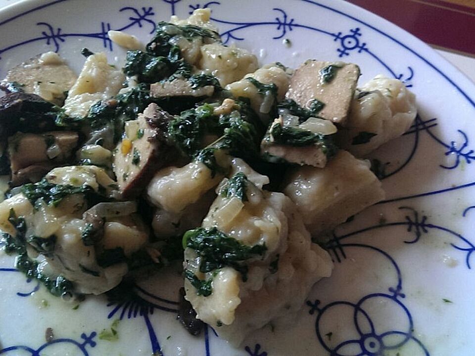 Selbst gemachte Gnocchi mit Räuchertofu und Pilz-Spinat-Sahnesauce von ...