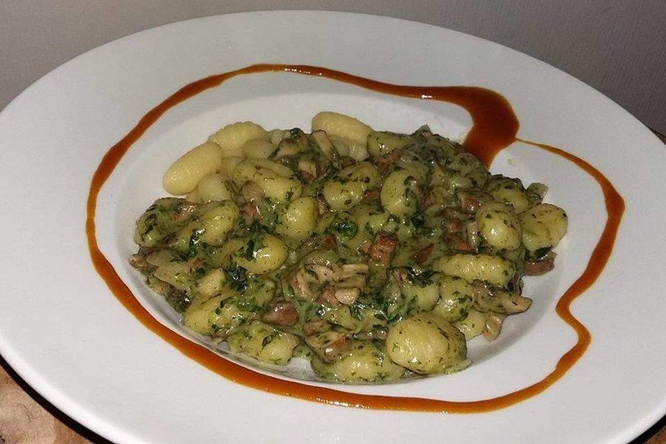 Selbst gemachte Gnocchi mit Räuchertofu und Pilz-Spinat-Sahnesauce