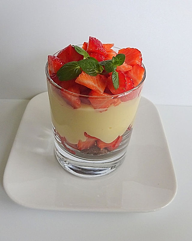 Vanillepudding mit Erdbeeren und Cookies