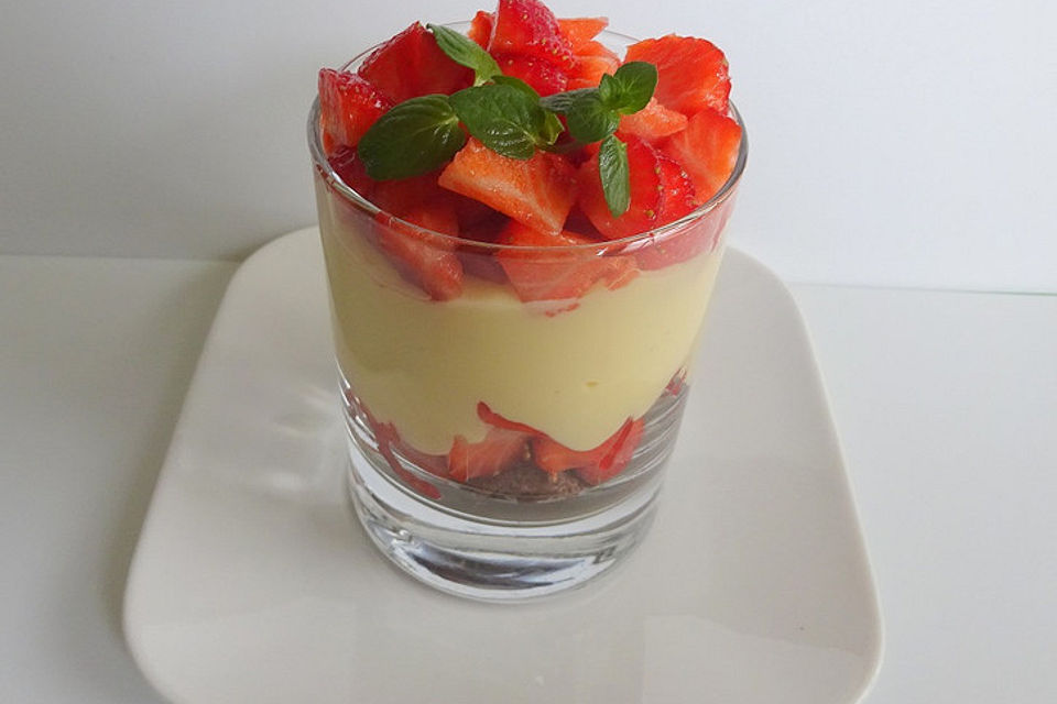 Vanillepudding mit Erdbeeren und Cookies