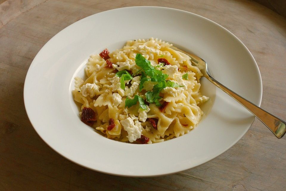 Pasta mit Feta und getrockneten Tomaten