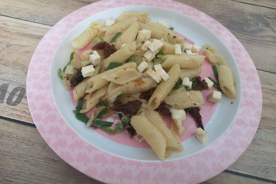 Pasta mit Feta und getrockneten Tomaten