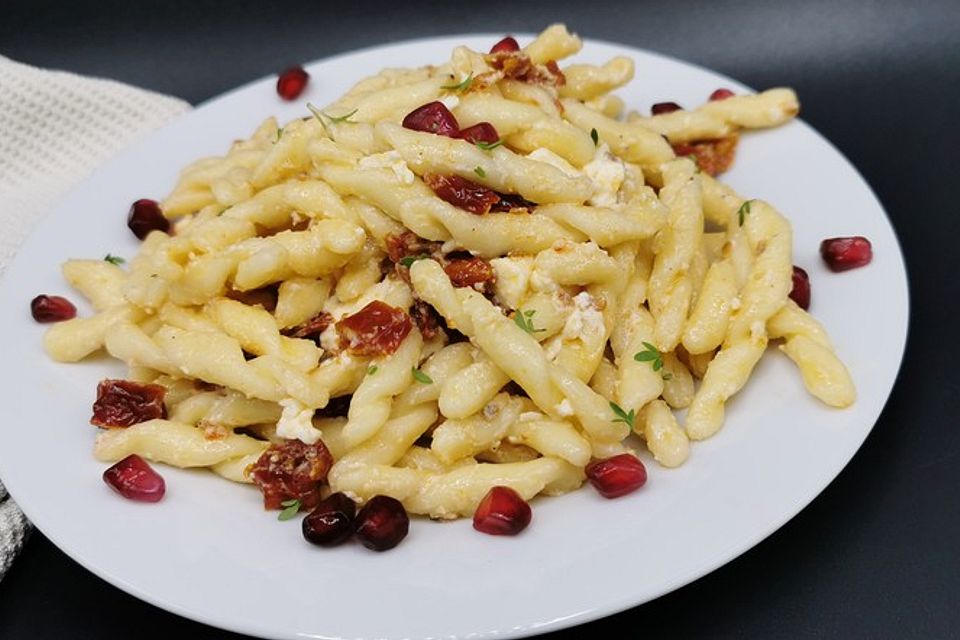 Pasta mit Feta und getrockneten Tomaten