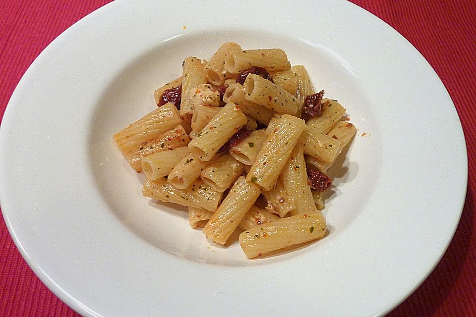 Pasta mit Feta und getrockneten Tomaten