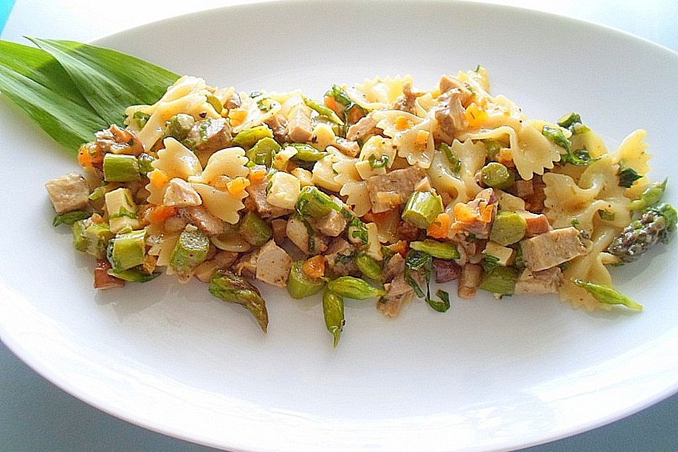 Nudelsalat mit Spargel, Champignons, Mozzarella, Bratenresten, Aprikosen und Bärlauch