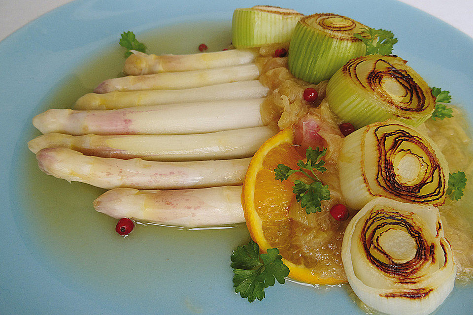 Spargel mit Rhabarber und rosa Pfeffer