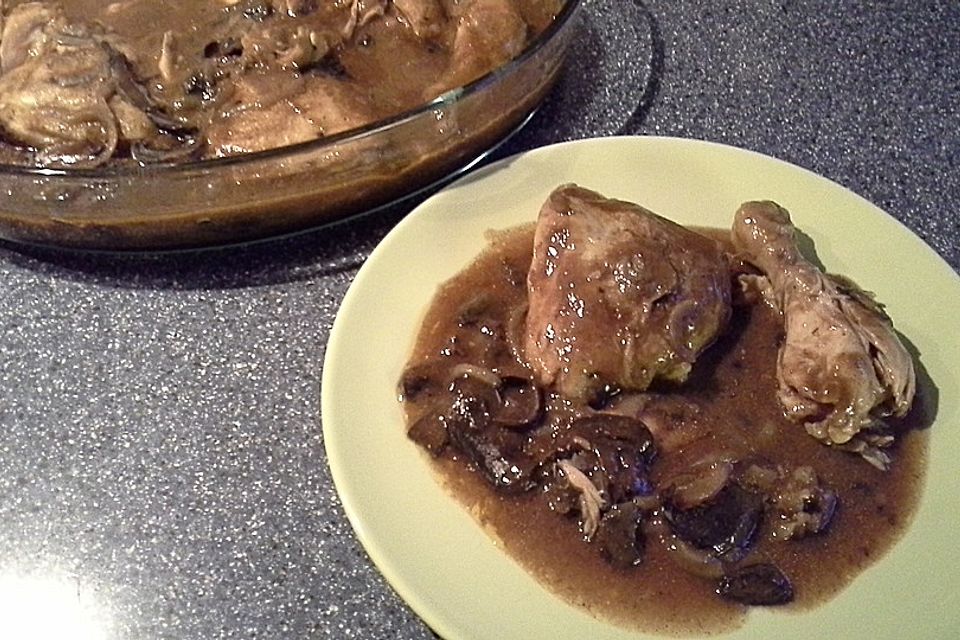 Hähnchenschenkel mit Zwiebeln und Champignons aus dem Slow Cooker