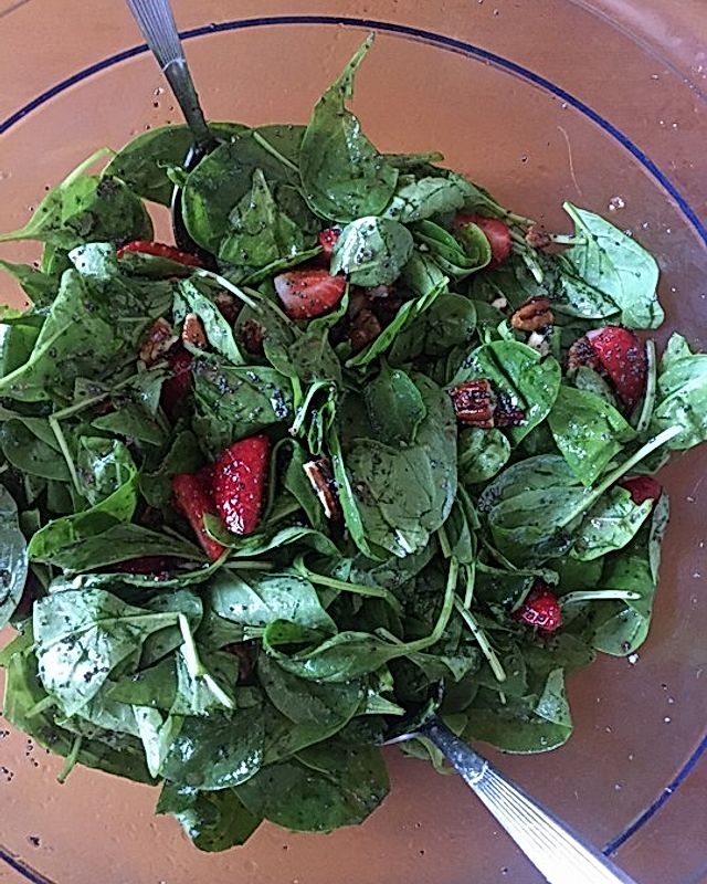 Erdbeer-Spinat-Salat mit Pecannüssen