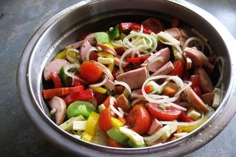 Bunter Wurstsalat mit Gouda und Tomatendressing