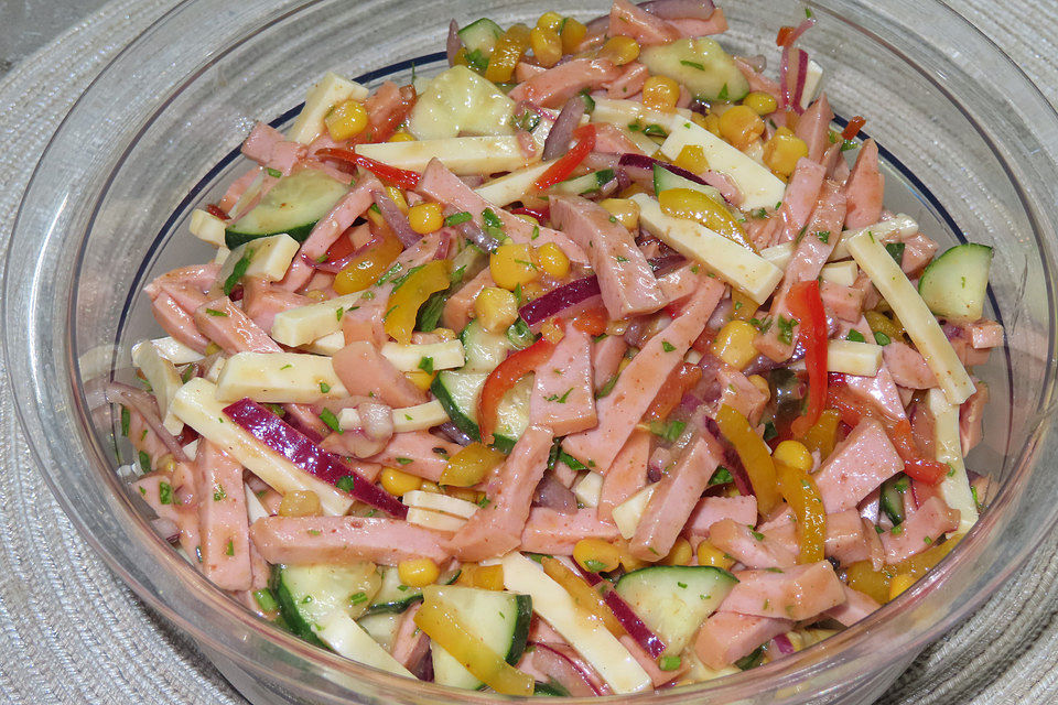 Bunter Wurstsalat mit Gouda und Tomatendressing