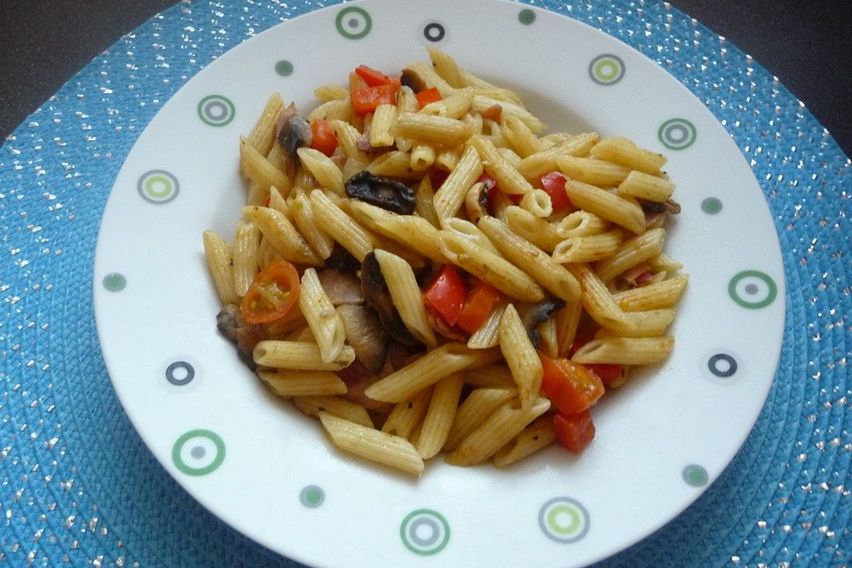 Penne mit Pilzen und Paprika