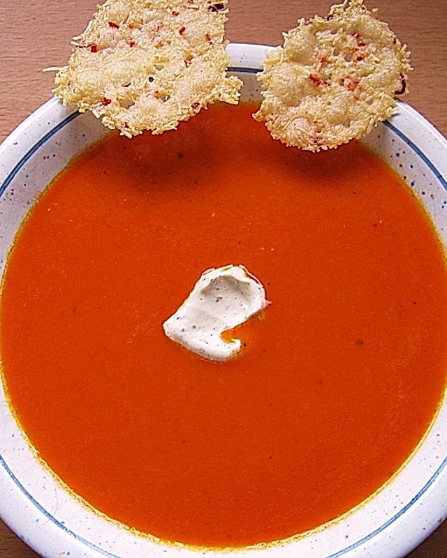 Suppe aus geröstetem Paprika mit Pfeffercreme und Parmesan-Chili-Chips