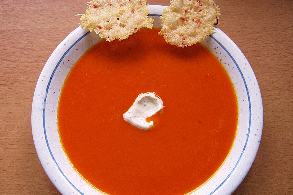 Suppe aus geröstetem Paprika mit Pfeffercreme und Parmesan-Chili-Chips