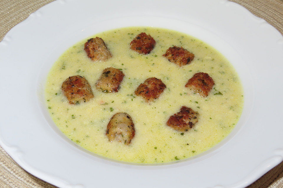 Käsesuppe mit Bratwurstklößchen