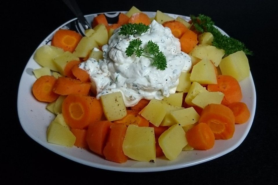 Gekochte Möhren und Kartoffeln mit Frühlingsquark