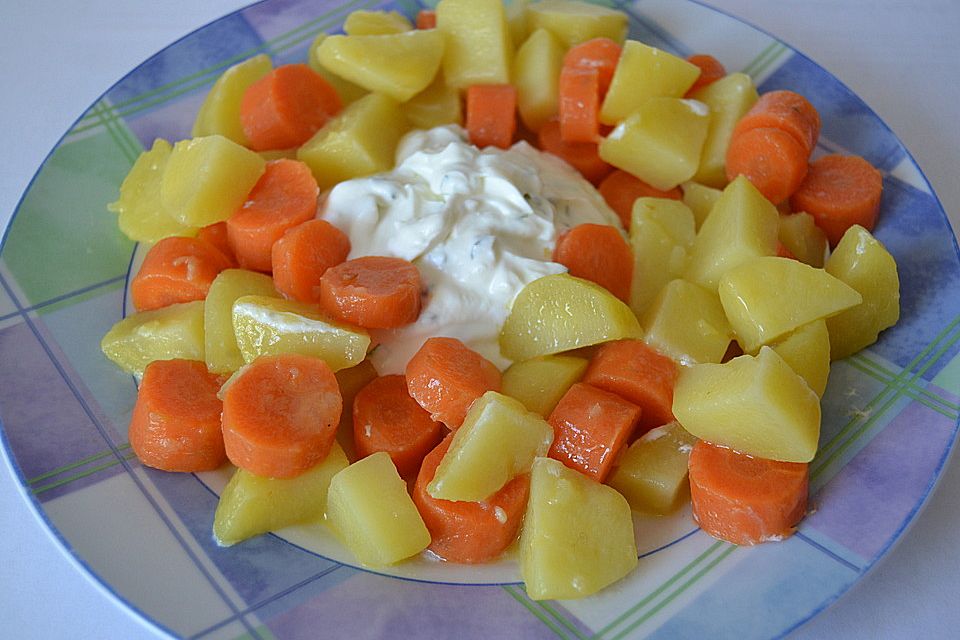 Gekochte Möhren und Kartoffeln mit Frühlingsquark