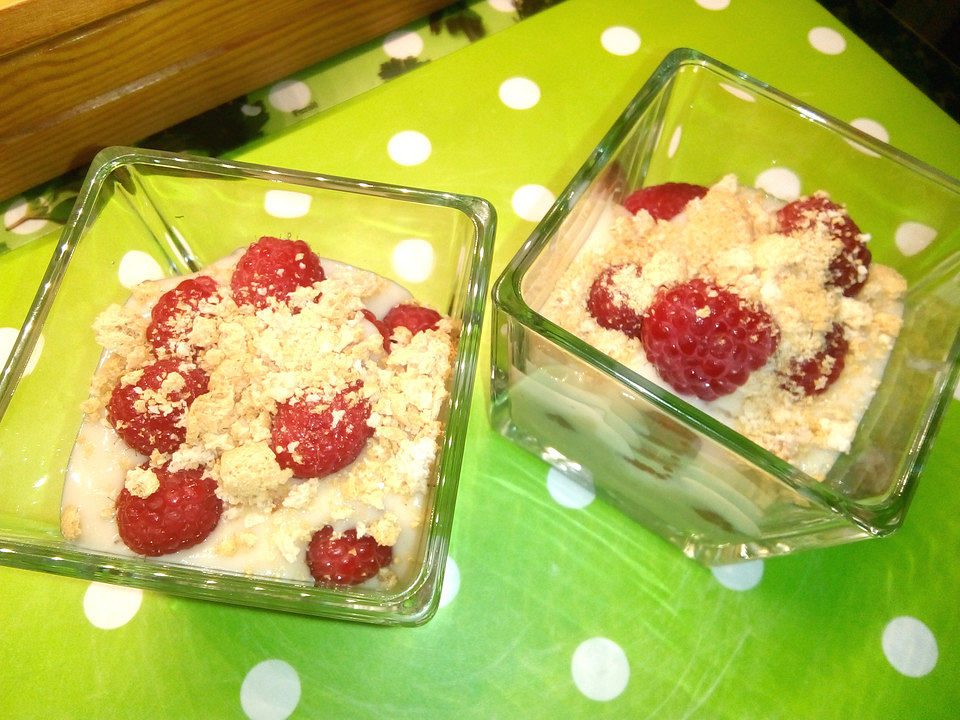 Leichtes Cremedessert mit Himbeeren und Amarettini aus dem