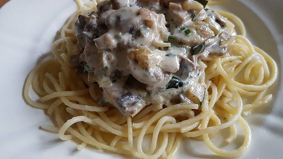 Linguine mit Zucchini-Champignon-Knoblauch-Soße von 19sweetheart88 ... Linguine mit Zucchini-Champignon-Knoblauch-Soße von 19sweetheart88 ...
