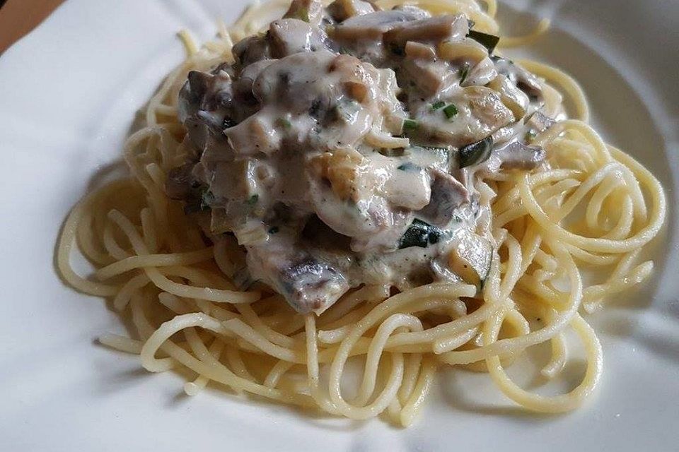 Linguine mit Zucchini-Champignon-Knoblauch-Soße