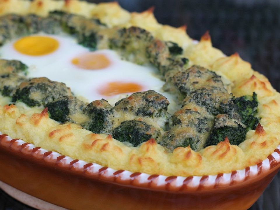 Brokkoligratin mit Fleischwurst und Kartoffelpüree von Mische1985| Chefkoch