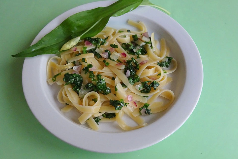 Karamellisierter Bärlauch mit Zwiebeln auf Spaghetti