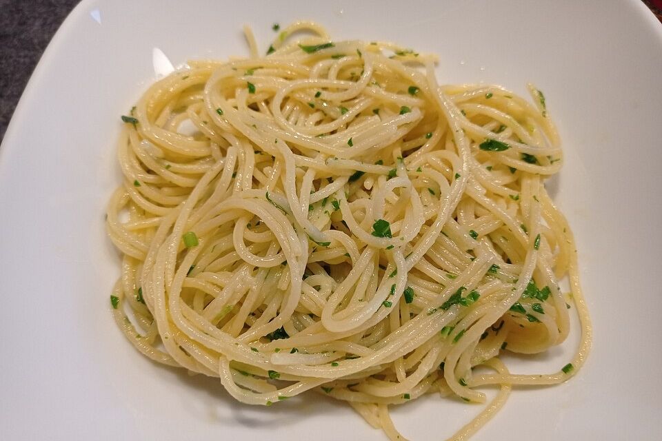 Karamellisierter Bärlauch mit Zwiebeln auf Spaghetti