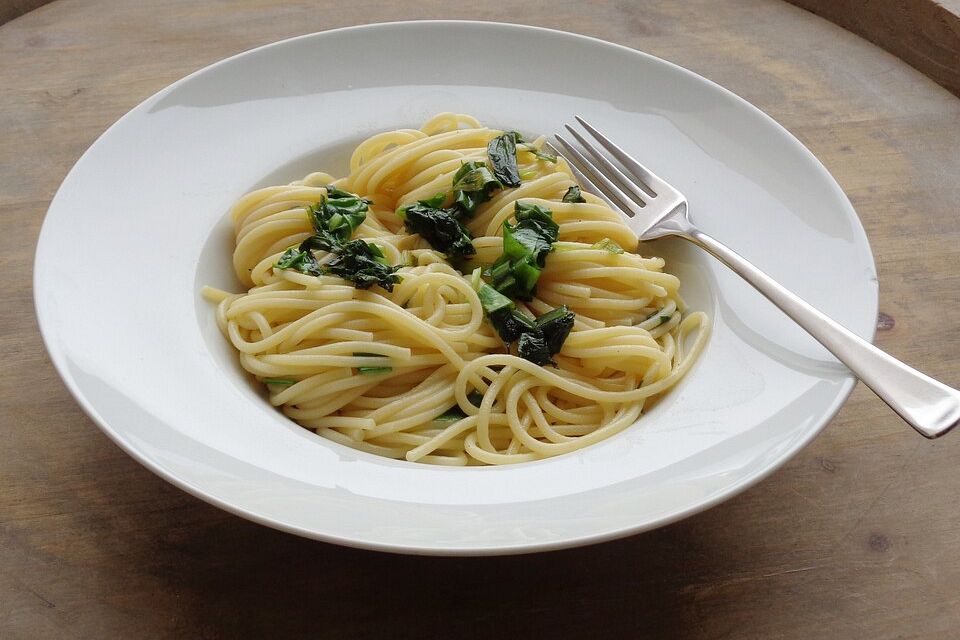 Karamellisierter Bärlauch mit Zwiebeln auf Spaghetti