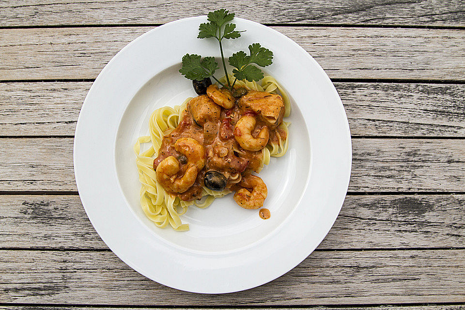 Pasta mit mariniertem Lachs und Riesengarnelen