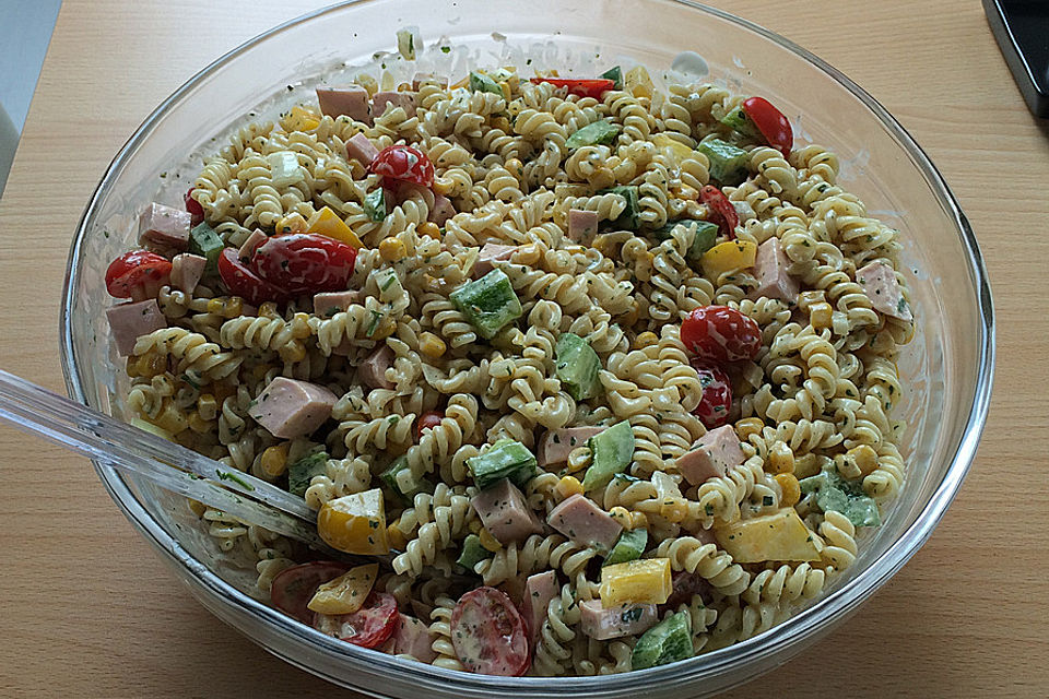 Frischer Nudelsalat mit viel Kräutern