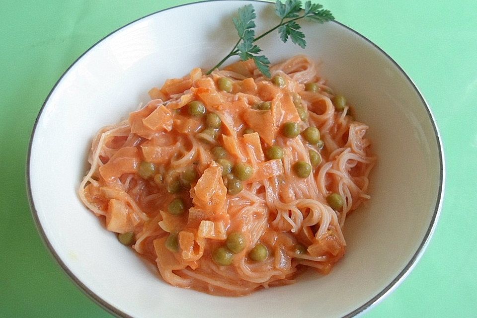 Chinesische Reisnudeln in Tomaten-Erbsen-Sauce