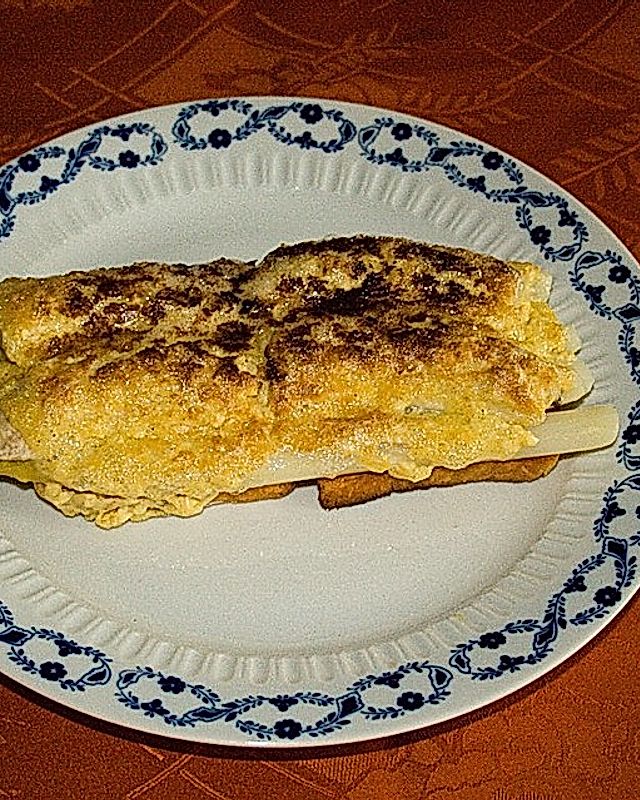 Spargel-Bananen-Toast überbacken mit Käse-Hollandaise