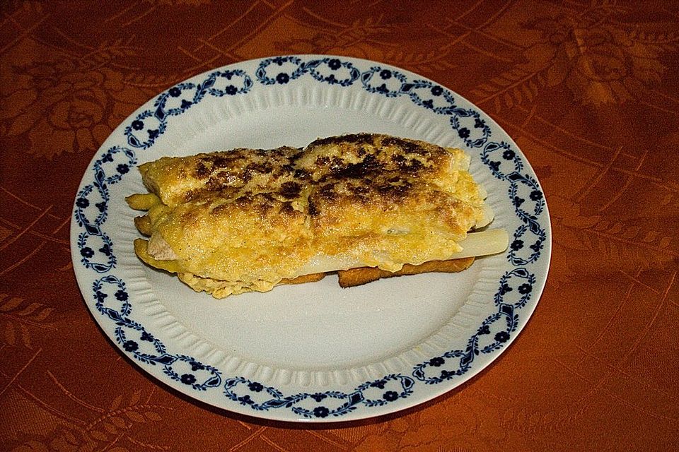 Spargel-Bananen-Toast überbacken mit Käse-Hollandaise