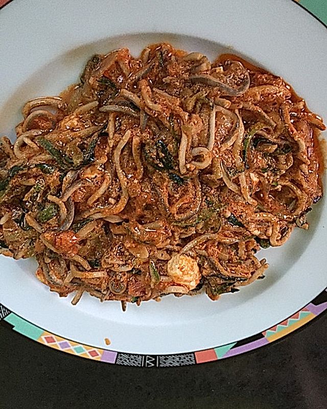 Zucchinispaghetti mit Joghurt-Tomatensoße, Garnelen und Schafkäse