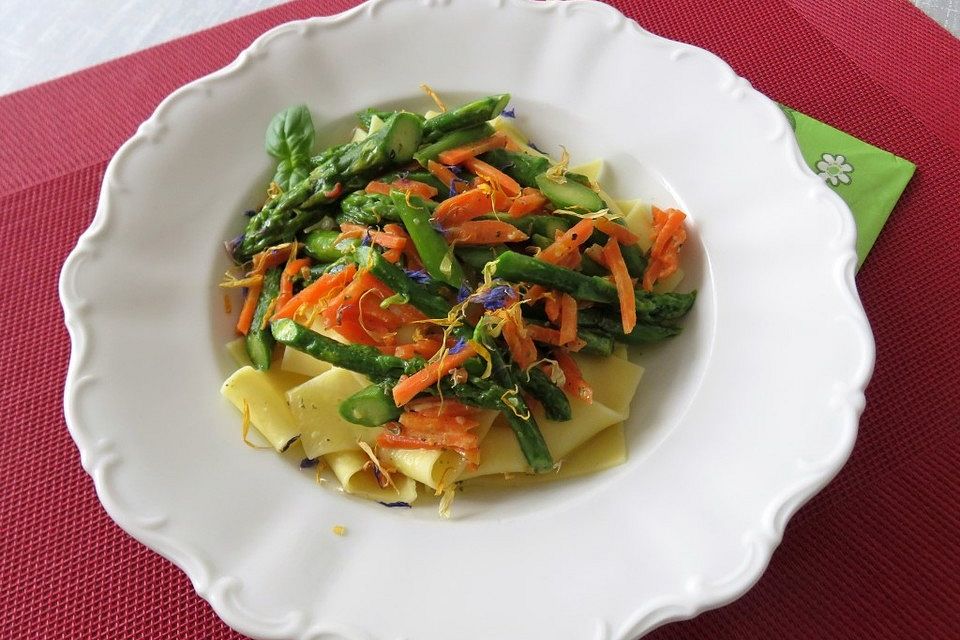 Möhren-Spargel-Tagliatelle