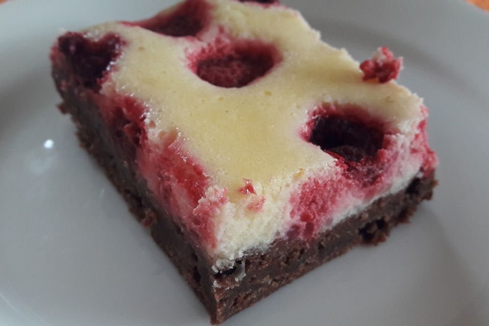 Cheesecake-Brownies mit Himbeeren